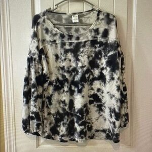Women's Black and White Tie-Dye Top